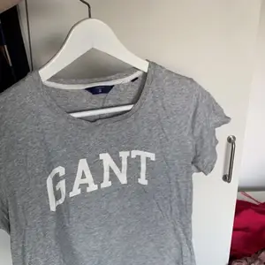 Grå Gant T-shirt med tryck, storlek M