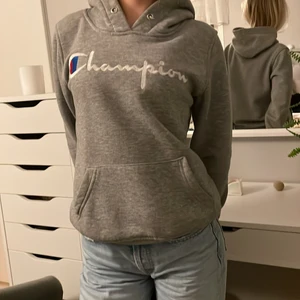 Champion hoodie (s) - En super snygg champion hoodie som tyvärr inte passar min stil längre. Den är storlek S men passar som XS också. 