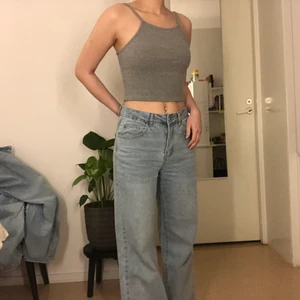 Grå croptop - Snygg croptop från brandy Melville enkel och passande till sommaren🥰stretchigt material som passar xs-L