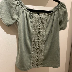 Gullig grön topp - Hej ! Säljer nu denna söta gröna topp från HM, den är i bra skick! Säljs pga att den blivit för liten! 💗jag kan mötas upp i Ronneby, Karlskrona eller Karlshamn! Eller skicka den! Dock står köparen för frakten 