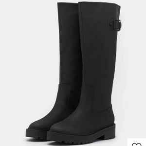 Svarta stövlar  - Helt oanvända svarta stövlar från Nelly.com. Superfina och inköpta i höstas men har inte använt dem. Därav hoppas dem kommer till bättre användning hos någon av er. Det är märket Nly by Nelly.