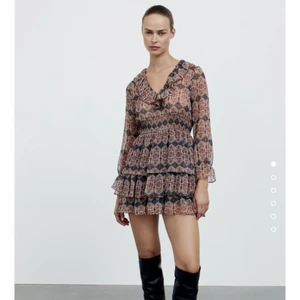 Zara klänning - Säljer denna populära slutsålda zara klänningen i storlek S❤️ bud just nu: 300