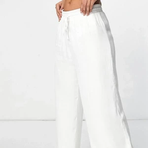 Byxor- midwaist - Säljer dessa slutsålda byxor i nyskick pga att de är för stora på mig. Passar superbra nu till vår och sommar! Skulle säga att de är i storlek XS-S🤍 Från stradivarius (ASOS). (Köp direkt för 199kr+ frakt)