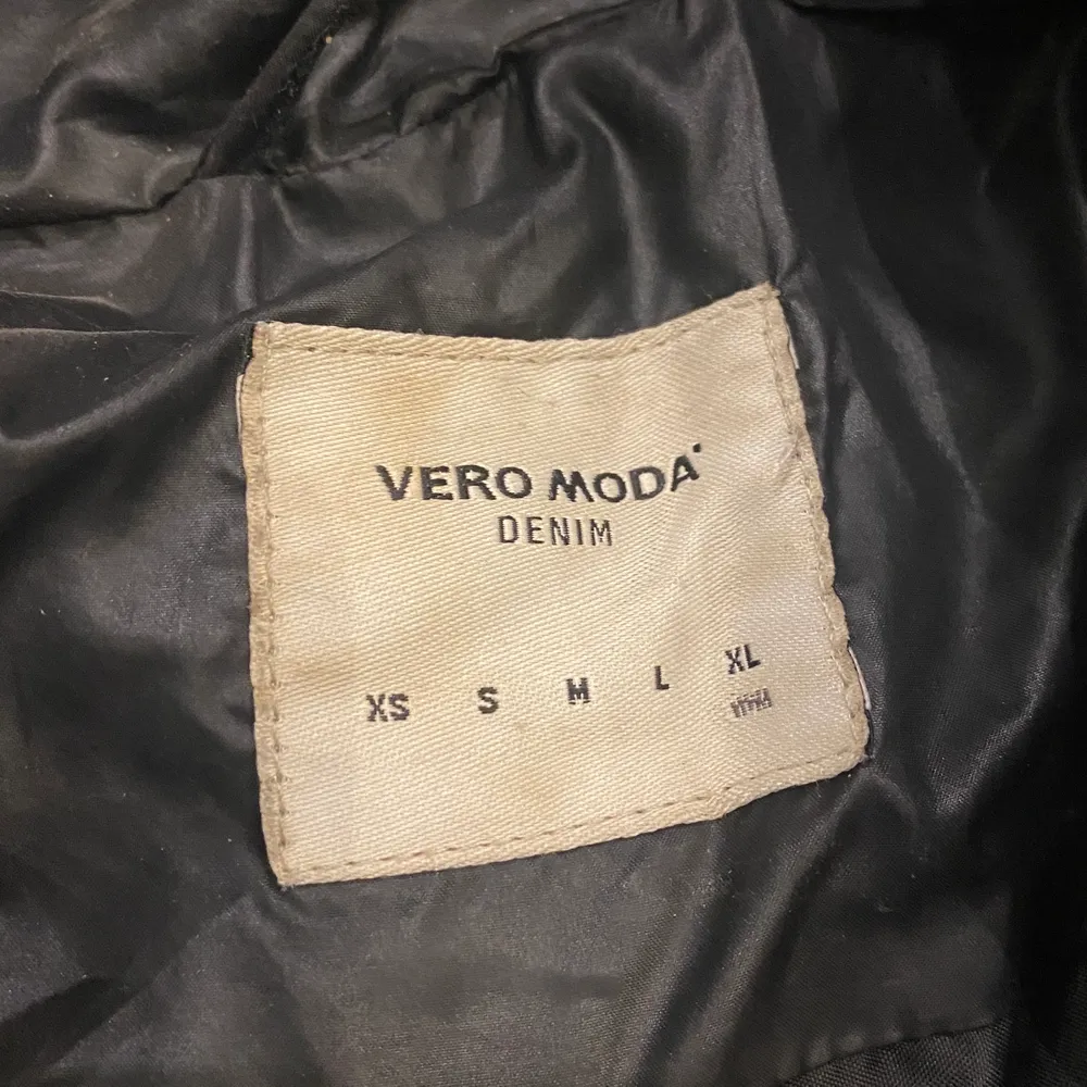 Super fin svart jacka från Vero Moda! Storlek XL men mer som storlek M! :-) (vid köp av fler plagg kan jag fixa paket pris). Jackor.