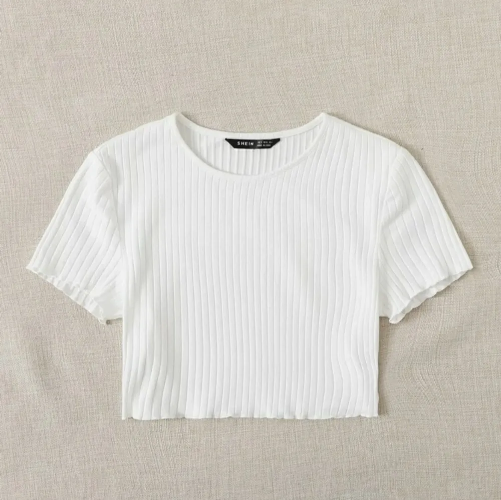 Säljer denna fina ribbade lite kroppade tröja från Shin i storlek XS💕 Säljer den för 50 kr + 50 kr frakt💖Hör av er för fler bilder 🥰. T-shirts.