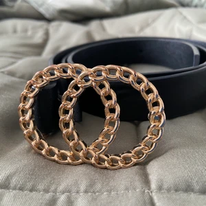 Guld detalj skärp - Säljer mitt guldiga detalj skärp då det ej kommer till användning längre:( Glömt var det kommer ifrån tyvärr, möjligen Gina eller Zara. Dm:a vid frågor, fler bilder eller pris! 