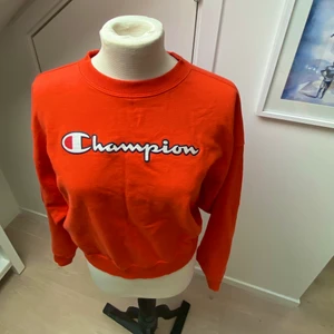Orange champion tröja  - Supersnygg tröja och jättefin orange färg (färgen är inte helt rättvis på bilderna). Använd ett fåtal gånger så jättebra skick! 🧡