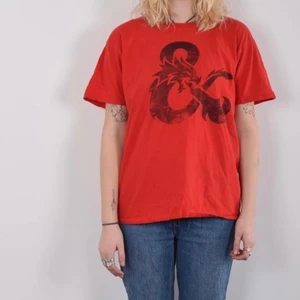 Röd T-shirt - Denna T-shiet kan du köpa på @3anseconhand på instagram🌸😇 