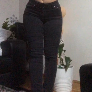 157 lager  - Nu säljer jag dessa svarta jeansen från 157 lager! Använt ca 3 gånger men säljer för dom har blivit stora för mig. Jeansen är i storleken S och är extremt sköna! 