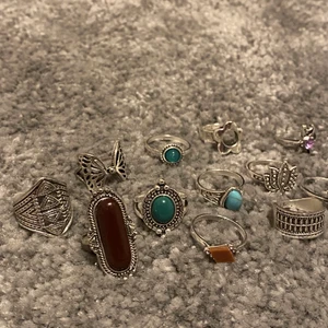 Ringar & Halsband - 12st ringar, väldigt fina och bra kvalitet, de flesta är oanvända eller så är de engångsanvända! 1 guld halsband, väldigt fint och bra kvalitet, använt några få gånger. (OBS! Man kan bara köpa allt tillsammans) (billigt pris pga frakten)