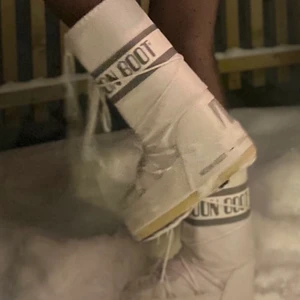 Moonboots - Super coola moonboots som tyvärr bara är, skorna är  använda 1 gång för att fota. Priset kan diskuteras 😍