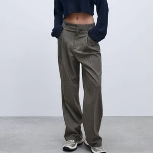 Kostymbyxor - Rutiga kostymbyxor med fickor. Storlek S. Skicka gärna ett meddelande vid frågor! Pris kan diskuteras!