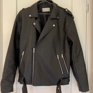 Skinnjacka från nelly - Hyfsat använd skinnjacka från Nelly, köpte den för 400, passar S/M och är lite oversized i modellen. 💘