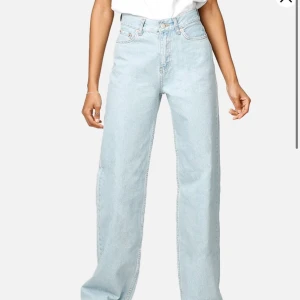Jeans  - Snygga wide leg jeans som jag sprättat upp så de passar mig som är 172. 