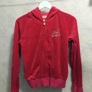 Rosa huvtröja  - Har köpt denna second hand. Tyckte jättemycket om den då den gav 2000-vibes, men inte använt den på ett tag så säljer den därför nu. Den är i barnstorlek men passar en xs! Inte använt den så mycket, den är i bra skick förutom att några stenar lossnat från detaljen på ryggen. 