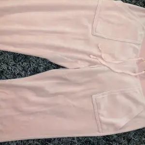 Ett par rosa Jucie Couture byxor, knappt använda! Är i bra skick och inga fläckar eller något annat. Priset kan ändras vid snabb affär.💓