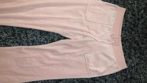 Jucie Coutour  - Ett par rosa Jucie Couture byxor, knappt använda! Är i bra skick och inga fläckar eller något annat. Priset kan ändras vid snabb affär.💓
