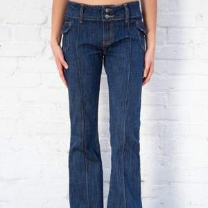 Helt oanvända Brandy Melville jeans. Super fina mörkblå bootcut med fickor fram, är i storlek small (onesize). Köpta från Brandys sida för 440kr- säljer för mer än hälften:)
