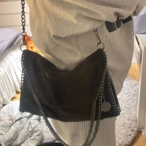 Stella McCartney inspererad väska - Skit snygg väska. Den är stor och får plats med mycket, perfekt till skolan🙌🏻🙌🏻 Säljer för 200 kr🤎