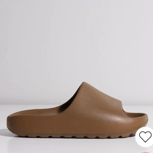 Bruna tofflor  - Säljer ett par heeeeelt nya tofflor, tvär sköna och snygga. Säljer pågrund utav att jag har en likadan!!🥇😘