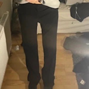 Raka kostymbyxor  - Raka, långa och sitter väldigt skönt. Jag är 172 på bilden. 