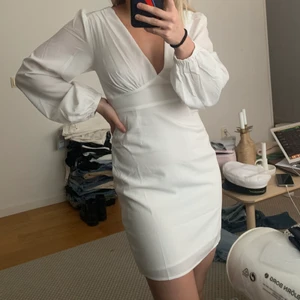 Vit klänning - Jätte fin vit klänning från Nelly i storlek 36, aldrig använd och lappen finns kvar!!:)