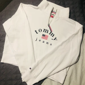 Tommy Hilfiger tröja med dragkedja - Vit croppad tommy hilfiger tröja storlek small med dragkedja endast använd en gång så i mycket fint skick! 