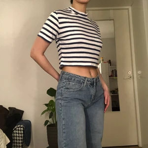 Randig croptop - Snygg croptop i trikåmaterial som är superskönt. Säljes då den tyvärr inte kommer till användning🤍