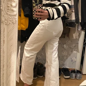 Straight white jeans Zara  - Vanliga raka vita byxor, mycket fina och bra skick samt bra material. 