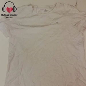 Vit t-shirt - Vit t-shirt i strl 164. Säljs av Rytmus Stockholms Elevkår, alla kläder som säljs har skänkts utav elever på Rytmus och de pengar som samlas in från klädinsamlingen ges oavkortat till WWF. Ta chansen och köp fina kläder second hand och bidra på samma gång till att bevara miljön!