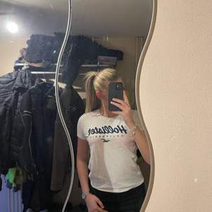 Fin Vit t-shirt använd ca 3 gånger. Hollister. Skicka dm vid intresse. Frakt tillkommer. 💗