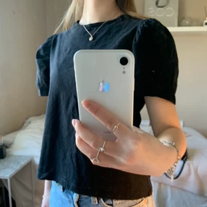 Topp - Svart söt topp/t-shirt med volang ärmar, storlek Xs ( ganska liten i storlek)!🖤