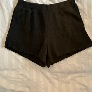Mjuka shorts från Monki  - Riktigt sköna men lite stora för mig. Använda ett få tal gånger. Köparen står för frakten 