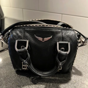 Zadig sunny bag❤️ - Säljer denna sjukt snygga väska i jätte bra skick. Köptes förra hösten på zadig butiken i Stockholm för 3000 kr. Som sagt jätte fin och helt utan defekter! Bara att kontakta mig vid frågor❤️