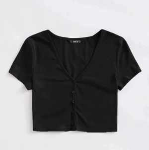 Svart topp i xs från shein - Svart topp från shein med knappar, storlek xs. Köpte den i sommras och knappt använt. Ville behålla den men den var för liten så rekommenderar den för den är verkligen söt och värt priset!!😀