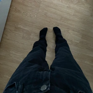 Jeans  - Säljer mina svarta Nelly Denim jeans som är alldeles förlånga för mig, jag på bilden är 171💕 