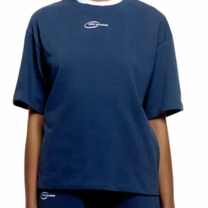 Nicki studios x gina tricot  - Säljer min helt nya tshirt ifrån gina x nicki studios kollektionen. då jag har två en i S och en i M och gillar den i M mer. Sitter superfint!!!! Älskar