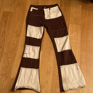 Patchwork jeans storlek S - Midjan är 72 cm, passar bäst en storlek S-M!