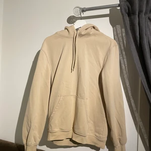 Beige Hoodie - Hej! Säljer denna fina hoodie då den tyvärr blivit för liten! Den är från HM eller liknande ❤️ Storlek XS, skriv gärna så fixar jag alla mått
