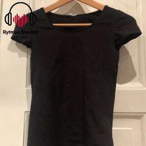 Svart t-shirt - Svart t-shirt i okänd storlek. Säljs av Rytmus Stockholms Elevkår, alla kläder som säljs har skänkts utav elever på Rytmus och de pengar som samlas in från klädinsamlingen ges oavkortat till WWF. Ta chansen och köp fina kläder second hand och bidra på samma gång till att bevara miljön!