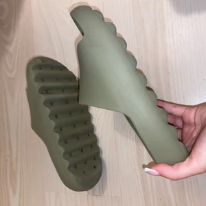 Yeezy inspirerade tofflor  - Skicka för fler bilder, använda några gånger. INTE ÄKTA endast inspirerade