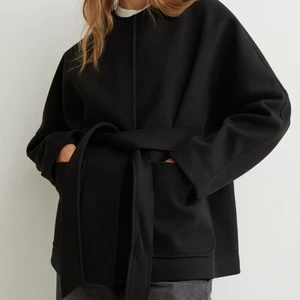 KORT KAPPA - Säljer min korta kappa från H&M i storlek M! Den är använd 3 gånger, nypris 499kr! Skriv för fler bilder💕 köp direkt för 500kr+frakt