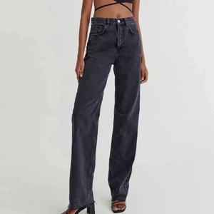 Svarta/ grå jeans - Super fin färg älskar men har tyvärr för många byxor så måste sälja men dessa är en favorit ! 😍storlek 36