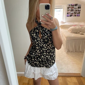 fest topp - så sjukt snygg blommig topp från zara, perfekt till fest eller till sommaren/våren!! helt som ny utan defekter och helt slutsåld så sjukt fin verkligen ☺️☺️ frakt ingår ej
