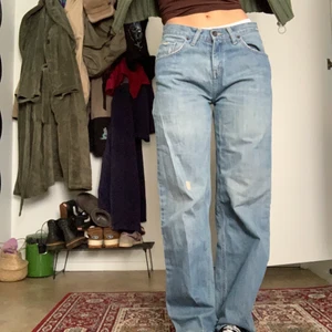 Volcom jeans! - Säljer ett par volcom jeans. Det står ingen storlek i dem men jag skulle säga S:) kan skickas mot fraktkostnad på 66kr