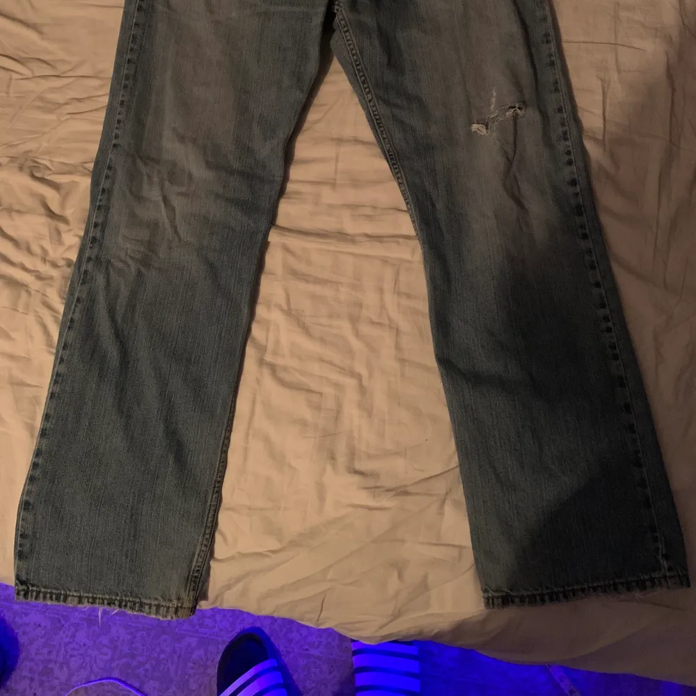 Tvär feta jeans från Levis, perfekt om man vill gå för den mer baggy stilen. Säljs för att de är för stora för mig.. Jeans & Byxor.
