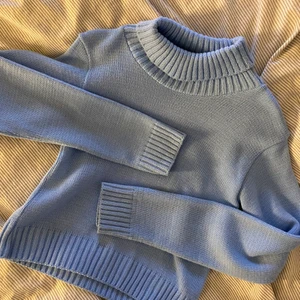 Stickad tröja med krage - Blå stickad tröja med krage i strl S från boohoo, knappt använd 💙