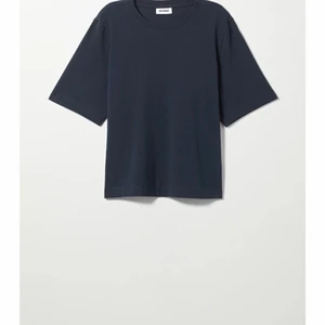 Marinblå t-shirt  - Marinblå oversized t-shirt från Weekday🤍 Oanvänd! storlek s men passar m också, frakt kostar 45kr