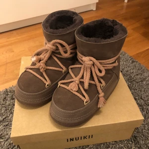 Inuikii skor - Säljer min inuikii skor på grund utav att de är lite för små💕 jag har själv storlek 39, men skorna är i storlek 37. Skulle säga att de passar någon som har storlek 38 istället! Endast använt ett fåtal gånger 