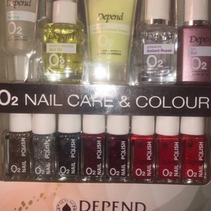 Nagel förpackning  - Säljer denna förpackningen som är oöppnad! Fick den nu i söndags som födelsedagspresent (30/1) och känner att sånt inte är något för mig! Den sista bilden är lite otydligt då man inte så tydligt vad som står, men läs sista bilden för att se va den innehåller! Pris kan diskuteras. 